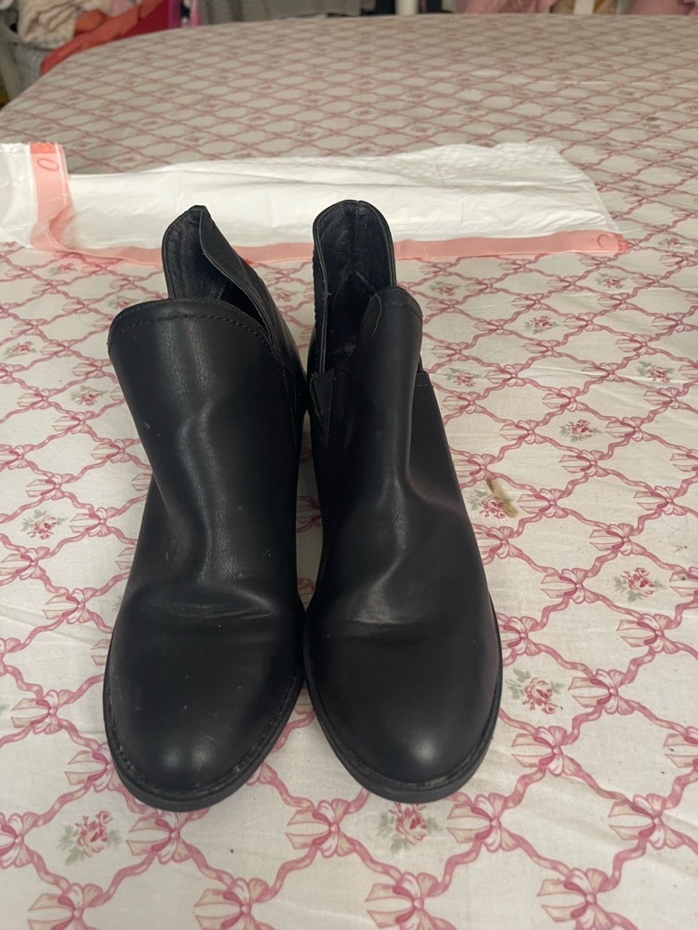 Universal Thread Black Slip-On Chelsea Ankle Boots